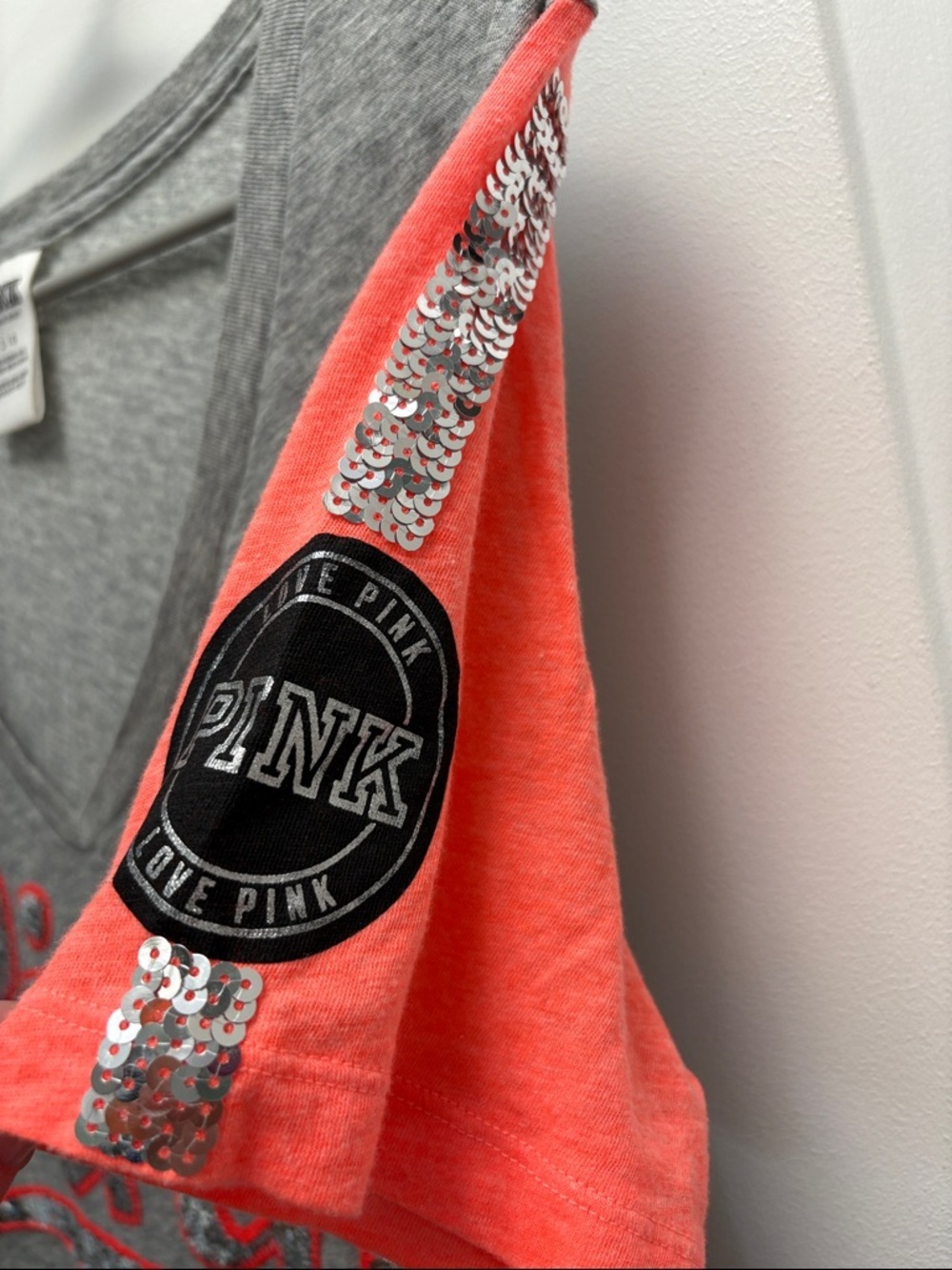Y2K Victoria’s Secret PINK Bling Sequin Logo V-Neck Tee Large - Picture 6 of 8